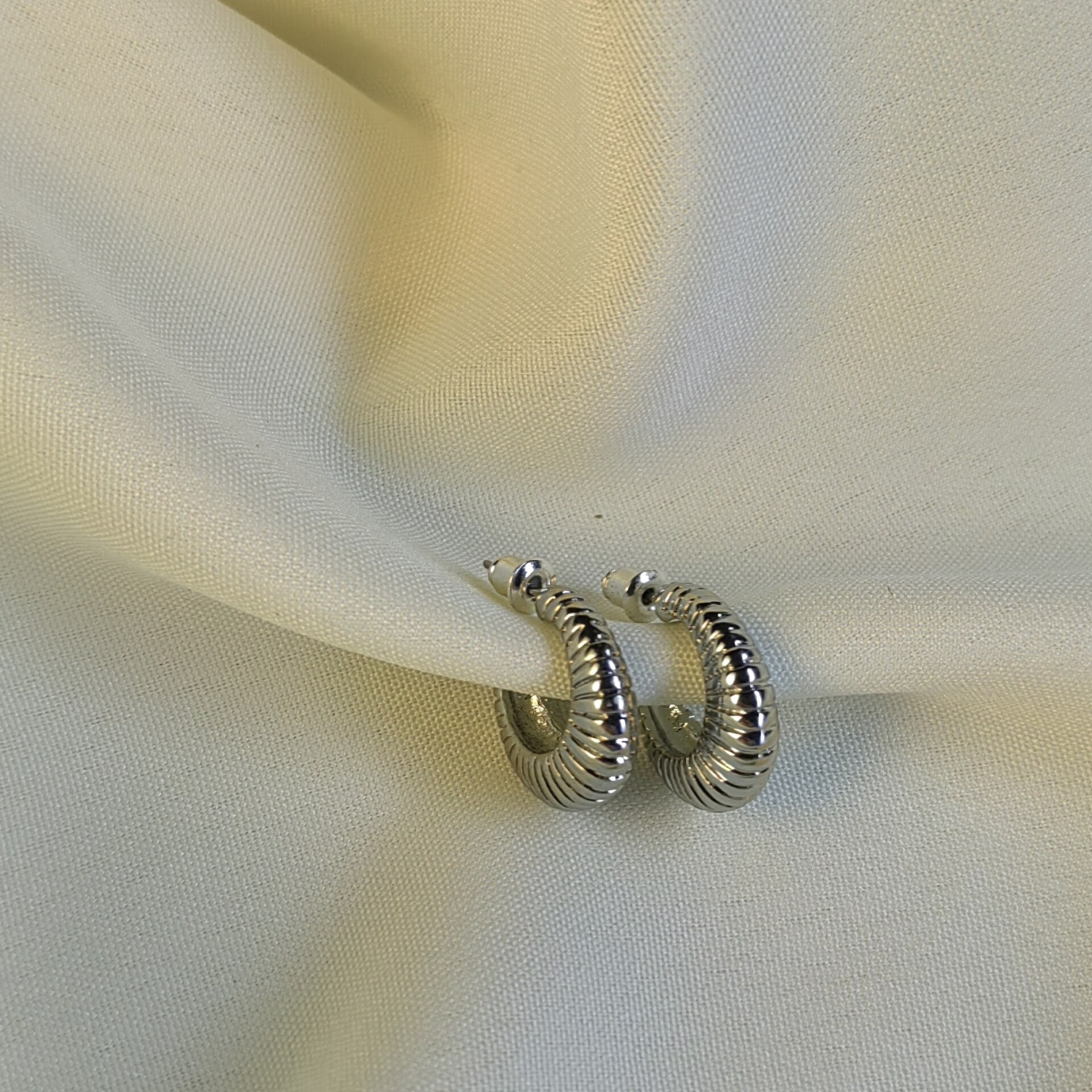  گوشواره استیل طرح صدف نقره ای 