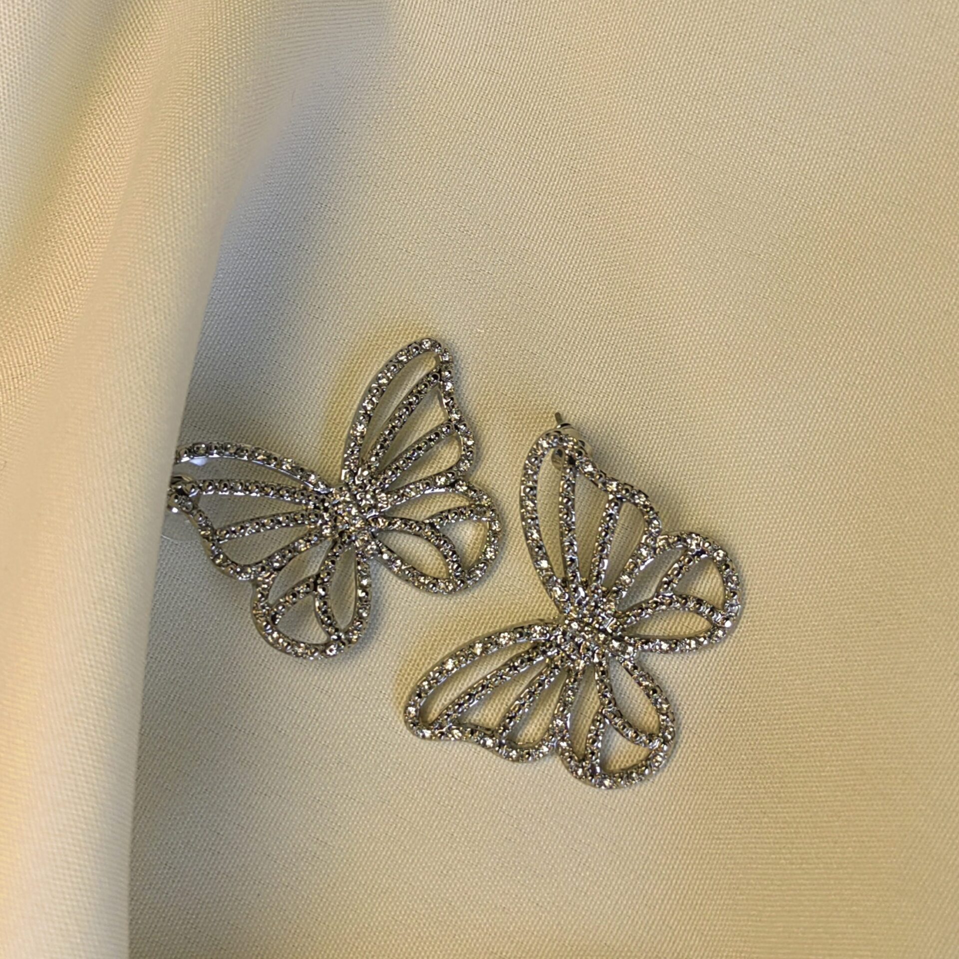  گوشواره استیل پروانه ای نگین دار 