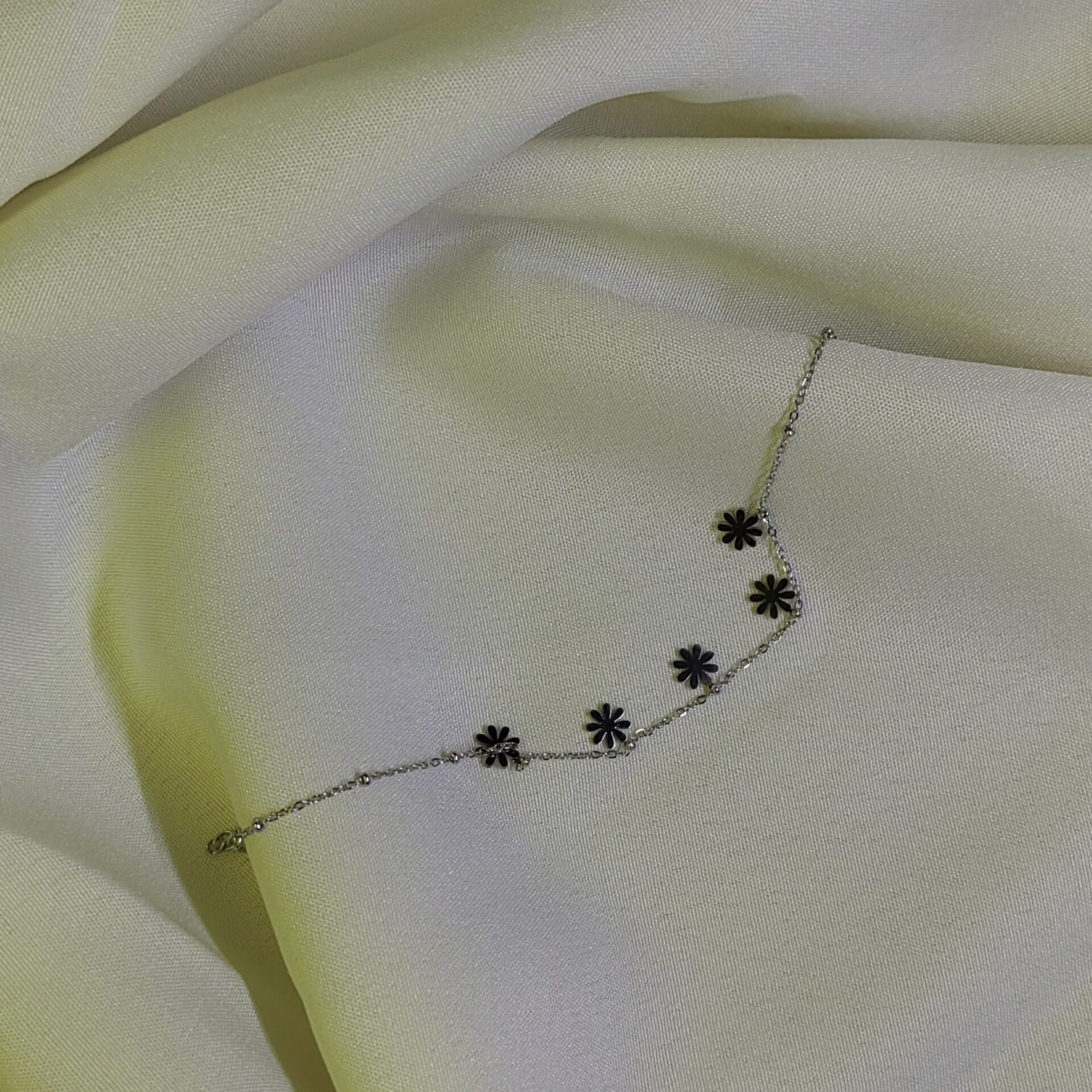  دستبند آویز گل 