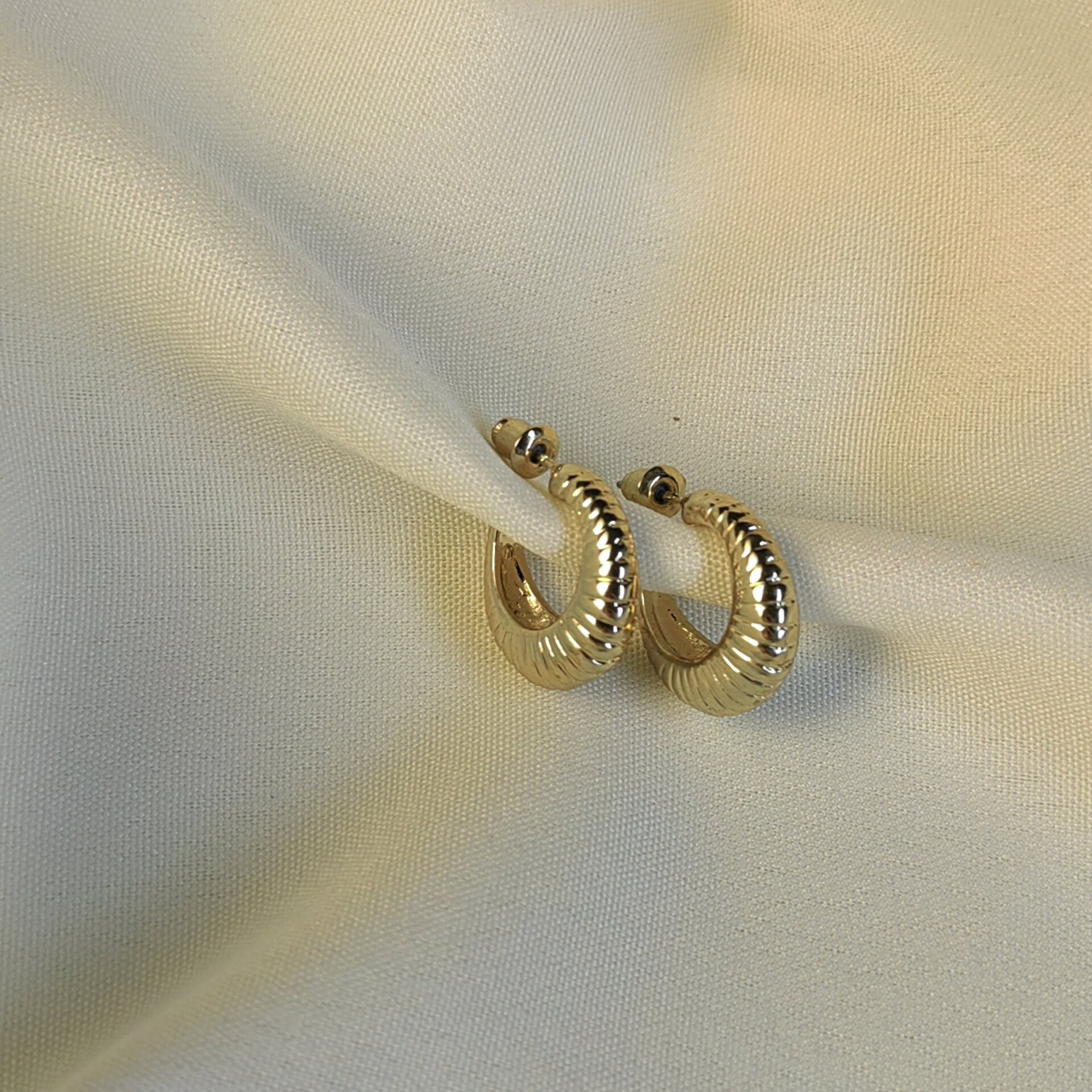  گوشواره استیل طرح صدف طلایی 