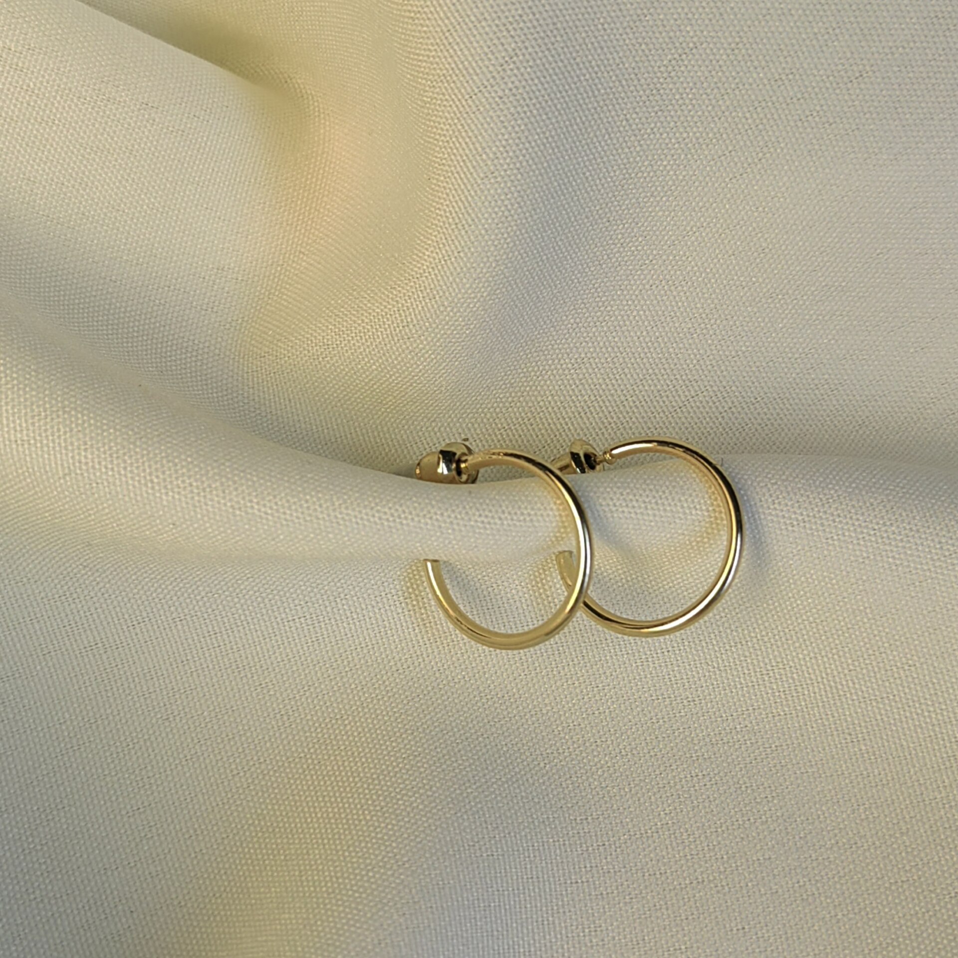  گوشواره استیل گرد ریز ساده طلایی 