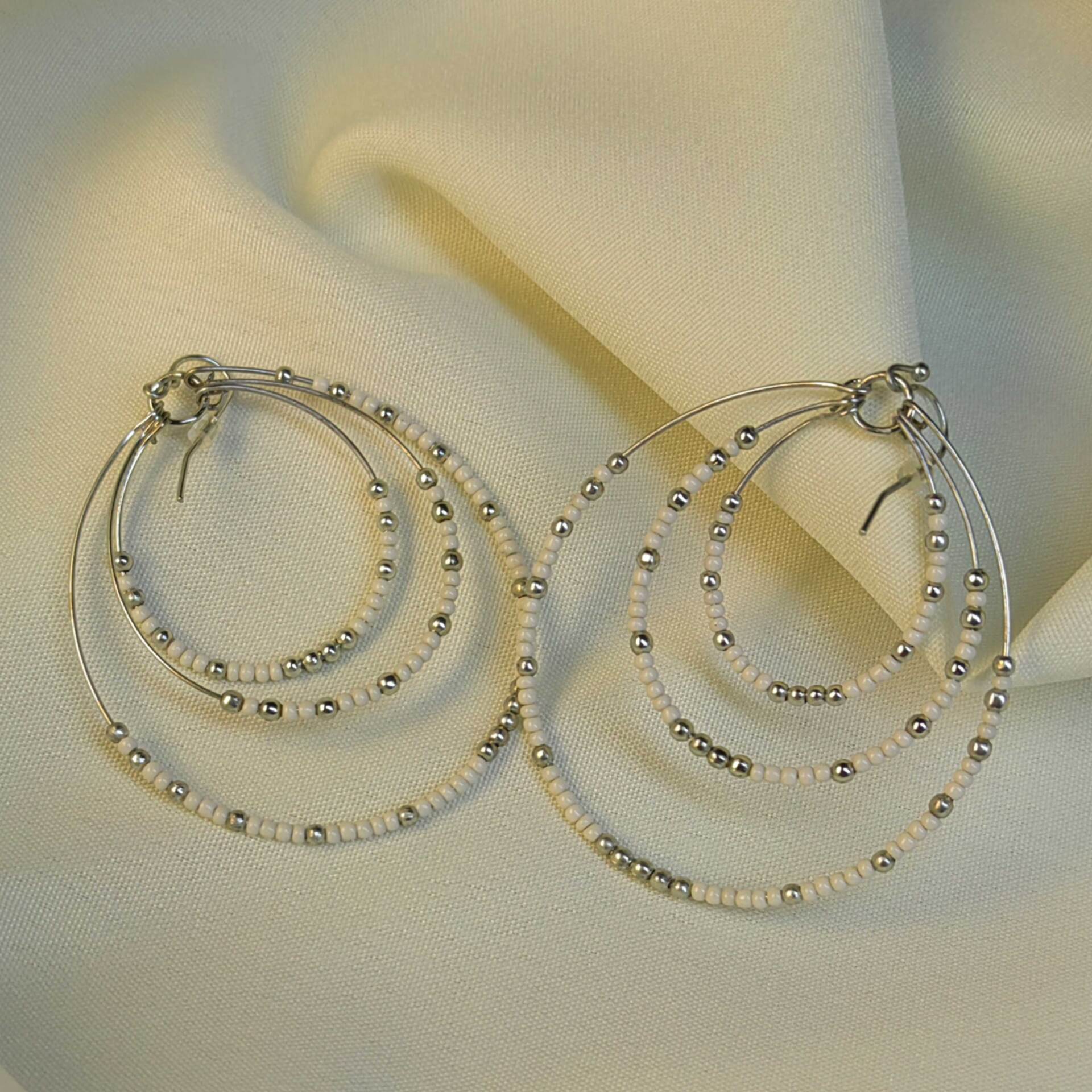  گوشواره آویز بلند منجوقی مدل1 سفید 